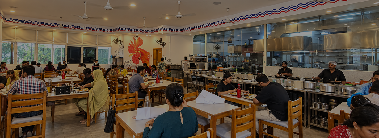 Guests dining at Ponjikkara Cozinha